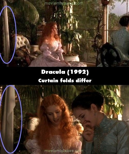 Phim Dracula (1992), nếp kéo của chiếc rèm không giống nhau ở cảnh Lucy ngồi xuống với Mina và cảnh họ giở quyển sách ra